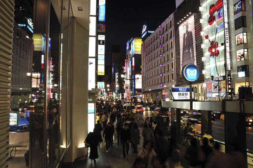 东方人,高楼大厦,商店,站,走,横图,俯视,室外,夜晚,购物,旅游,度假,消费,美景,超市,大厦,道路,建筑,路,路灯,摩天大楼,指示牌,公路,汽车,照明,东京,日本,亚洲,一排,许多,整齐,标志,文字,景观,灯光,分界线,停车线,交通,许多人,黄种人,娱乐,标识,车,灯,排列,自然,交通工具,轿车,站着,一群人,享受,休闲,银座,景色,放松,金融,百货,车行道,车行道分界线,照亮,照明设备,队列,自然风光,载具,标线,选购,贸易,百货公司,东亚,车行线,本州,关东地方,本州岛,日本国,东京都,血拼,亚洲人,马路,步行,散步,站立,走路,半身,彩图,高角度拍摄,大楼,高层建筑,高楼,购物商场,购物中心,摩天楼,商业中心