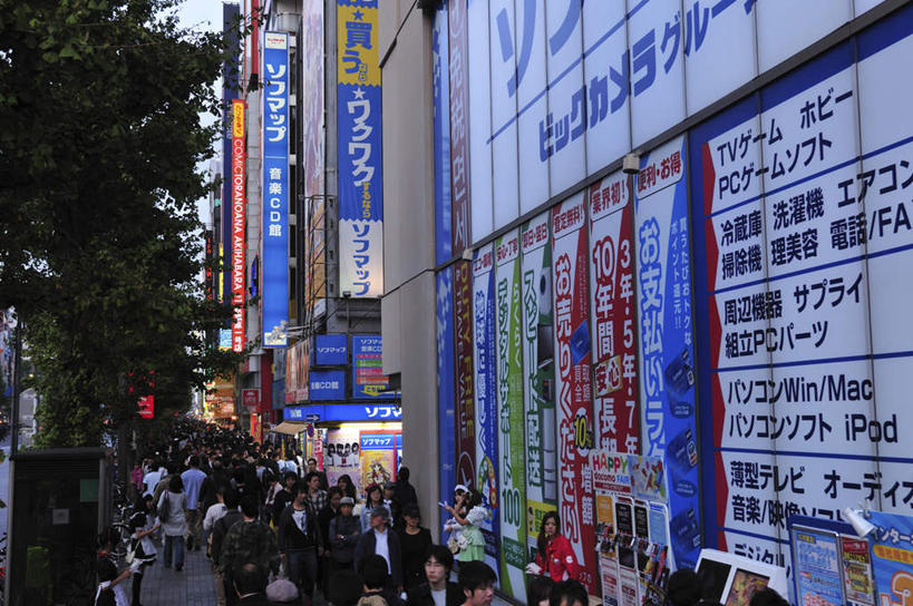 东方人,高楼大厦,商店,站,走,横图,俯视,室外,白天,购物,旅游,度假,消费,草地,草坪,美景,植物,超市,大厦,道路,建筑,路,摩天大楼,公路,汽车,东京,日本,亚洲,阴影,光线,影子,景观,云,云朵,分界线,停车线,交通,许多人,云彩,黄种人,娱乐,车,草,树,树木,蓝色,绿色,白云,蓝天,天空,阳光,自然,交通工具,轿车,天,站着,一群人,享受,休闲,景色,放松,金融,百货,千代田区,生长,成长,车行道,车行道分界线,自然风光,载具,标线,选购,贸易,百货公司,东亚,车行线,本州,关东地方,本州岛,日本国,东京都,血拼,亚洲人,马路,步行,散步,站立,走路,半身,彩图,高角度拍摄,游览,大楼,高层建筑,高楼,购物商场,购物中心,摩天楼,商业中心