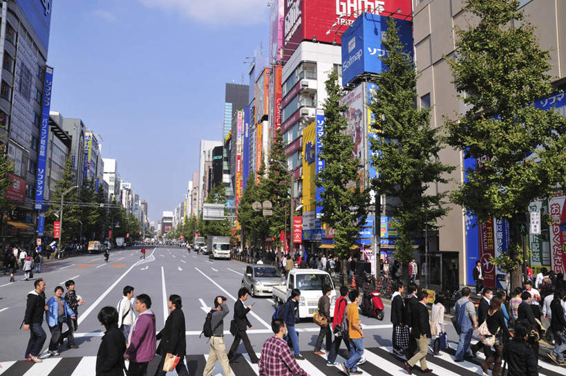 东方人,高楼大厦,商店,站,走,横图,俯视,室外,白天,购物,旅游,度假,消费,草地,草坪,美景,植物,超市,大厦,道路,建筑,路,摩天大楼,人行横道,指示牌,公路,汽车,东京,日本,亚洲,阴影,光线,标志,文字,影子,景观,云,云朵,人行道,分界线,停车线,交通,许多人,云彩,黄种人,娱乐,标识,车,草,树,树木,蓝色,绿色,白云,蓝天,天空,阳光,自然,交通工具,轿车,天,站着,一群人,享受,休闲,景色,放松,金融,百货,千代田区,生长,成长,车行道,车行道分界线,自然风光,载具,标线,人行横道线,选购,贸易,百货公司,东亚,车行线,本州,关东地方,本州岛,日本国,东京都,血拼,亚洲人,斑马线,马路,步行,散步,站立,走路,半身,彩图,高角度拍摄,游览,大楼,高层建筑,高楼,购物商场,购物中心,摩天楼,商业中心