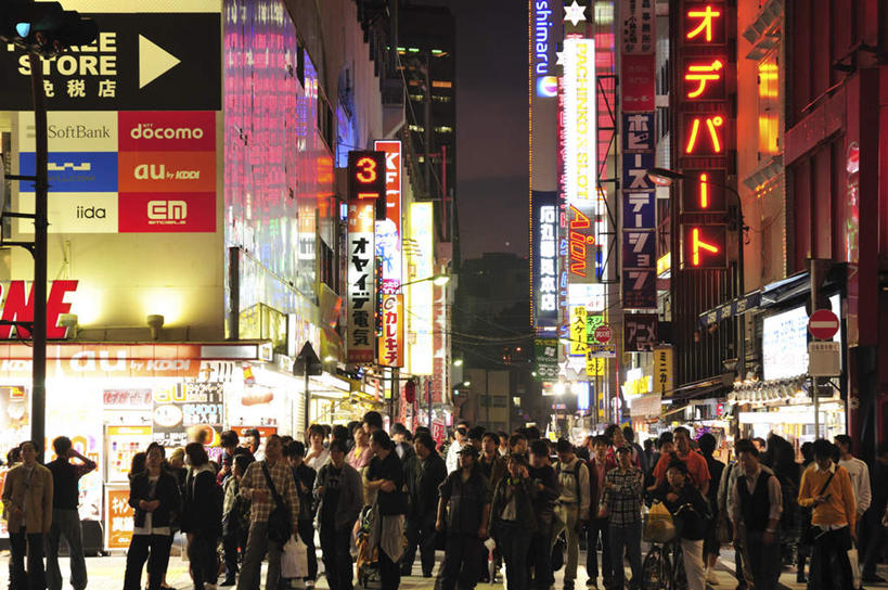 东方人,高楼大厦,商店,站,走,横图,室外,夜晚,正面,购物,旅游,度假,消费,草地,草坪,美景,植物,超市,大厦,道路,建筑,路,摩天大楼,指示牌,公路,汽车,东京,日本,亚洲,阴影,光线,标志,文字,影子,景观,云,云朵,分界线,停车线,交通,许多人,云彩,黄种人,娱乐,标识,车,草,树,树木,蓝色,绿色,白云,蓝天,天空,阳光,自然,交通工具,轿车,天,站着,一群人,享受,休闲,景色,放松,金融,百货,千代田区,生长,成长,车行道,车行道分界线,自然风光,载具,标线,选购,贸易,百货公司,东亚,车行线,本州,关东地方,本州岛,日本国,东京都,血拼,亚洲人,马路,步行,散步,站立,走路,半身,彩图,游览,大楼,高层建筑,高楼,购物商场,购物中心,摩天楼,商业中心