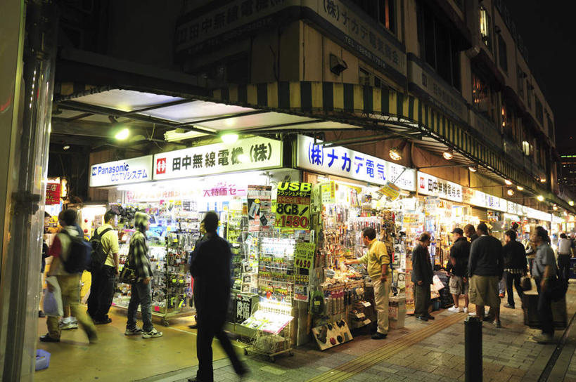 东方人,高楼大厦,商店,站,走,横图,室外,夜晚,正面,购物,旅游,度假,消费,草地,草坪,美景,植物,超市,大厦,道路,建筑,路,摩天大楼,指示牌,公路,汽车,东京,日本,亚洲,阴影,光线,标志,文字,影子,景观,云,云朵,分界线,停车线,交通,许多人,云彩,黄种人,娱乐,标识,车,草,树,树木,蓝色,绿色,白云,蓝天,天空,阳光,自然,交通工具,轿车,天,站着,一群人,享受,休闲,景色,放松,金融,百货,千代田区,生长,成长,车行道,车行道分界线,自然风光,载具,标线,选购,贸易,百货公司,东亚,车行线,本州,关东地方,本州岛,日本国,东京都,血拼,亚洲人,马路,步行,散步,站立,走路,半身,彩图,游览,大楼,高层建筑,高楼,购物商场,购物中心,摩天楼,商业中心