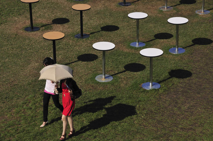 头发,两个人,家庭,夫妻,站,走,举,摸,横图,俯视,室外,白天,爱情,旅游,度假,草地,草坪,美景,植物,桌子,东京,日本,亚洲,一把,一排,许多,撑,抚摸,握,阴影,服装,整齐,光线,伞,影子,雨伞,遮阳伞,景观,浪漫,拿,拿着,休闲装,娱乐,阳伞,草,排列,衣服,红色,绿色,白色,黑色,阳光,自然,托,站着,享受,休闲,温暖,温馨,一家人,休闲服,景色,恩爱,放松,握着,恋人,服饰,和睦,撑着,队列,自然风光,东亚,本州,关东地方,本州岛,日本国,东京都,男人,男性,年轻男性,年轻女性,女人,女性,长发,夫妇,情侣,步行,触摸,接触,举起,举手,举着,散步,向上举,向上伸,向上托,站立,走路,彩图,高角度拍摄,全身,伴侣,融洽