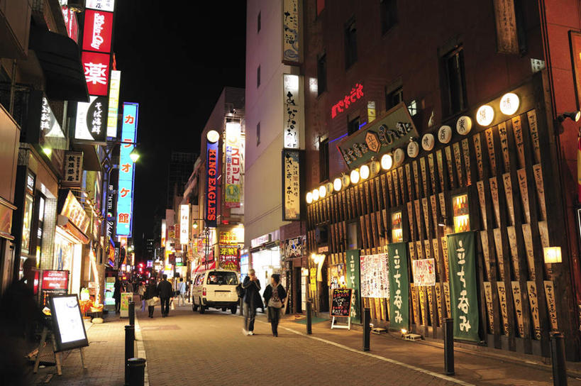 东方人,高楼大厦,商店,站,走,横图,室外,夜晚,正面,购物,旅游,度假,消费,美景,窗户,超市,大厦,道路,建筑,路,路灯,摩天大楼,指示牌,公路,照明,东京,日本,亚洲,一排,许多,整齐,标志,广告牌,文字,墙,景观,灯光,分界线,停车线,交通,许多人,黄种人,娱乐,标识,玻璃窗,墙壁,墙面,灯,排列,自然,站着,一群人,享受,休闲,景色,放松,金融,百货,车行道,车行道分界线,照亮,照明设备,队列,自然风光,标线,选购,贸易,百货公司,东亚,车行线,本州,关东地方,本州岛,日本国,东京都,血拼,亚洲人,马路,步行,散步,站立,走路,彩图,全身,大楼,高层建筑,高楼,购物商场,购物中心,摩天楼,商业中心