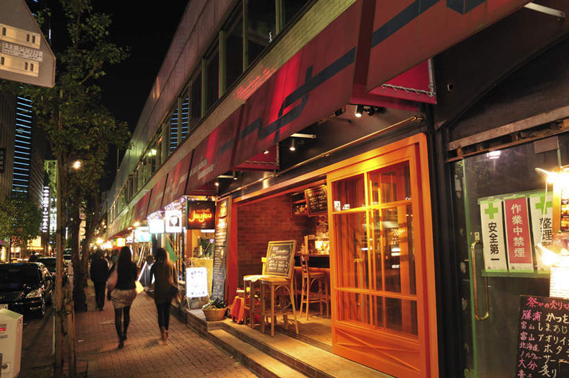 东方人,餐厅,高楼大厦,商店,站,走,横图,室外,白天,正面,购物,旅游,度假,消费,美景,楼梯,大厦,道路,建筑,街道,路,路灯,摩天大楼,指示牌,公路,照明,东京,日本,亚洲,一排,许多,阴影,整齐,反射,标志,文字,影子,阶梯,墙,景观,灯光,交通,许多人,黄种人,娱乐,标识,墙壁,墙面,台阶,灯,排列,黑色,天空,自然,天,站着,一群人,享受,休闲,景色,放松,金融,百货,照亮,照明设备,队列,自然风光,选购,贸易,东亚,本州,关东地方,本州岛,日本国,东京都,血拼,亚洲人,马路,步行,散步,站立,走路,半身,彩图,游览,餐馆,大楼,店铺,饭店,饭馆,高层建筑,高楼,摩天楼,杂货店,杂货铺