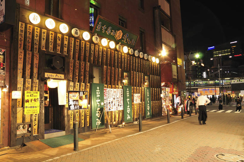 东方人,餐厅,高楼大厦,商店,站,走,横图,室外,白天,正面,购物,旅游,度假,消费,美景,楼梯,大厦,道路,建筑,街道,路,路灯,摩天大楼,公路,照明,东京,日本,亚洲,一排,许多,阴影,整齐,反射,影子,阶梯,墙,景观,灯光,交通,许多人,黄种人,娱乐,墙壁,墙面,台阶,灯,排列,黑色,天空,自然,天,站着,一群人,享受,休闲,景色,放松,金融,百货,照亮,照明设备,队列,自然风光,选购,贸易,东亚,本州,关东地方,本州岛,日本国,东京都,血拼,亚洲人,马路,步行,散步,站立,走路,半身,彩图,游览,餐馆,大楼,店铺,饭店,饭馆,高层建筑,高楼,摩天楼,杂货店,杂货铺