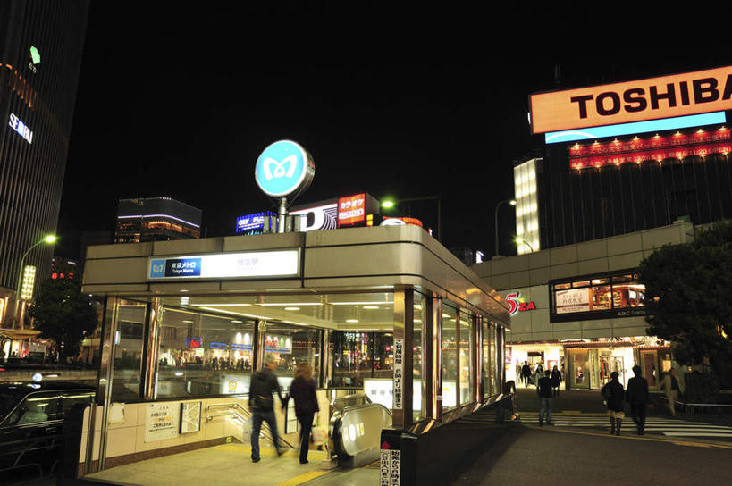 东方人,餐厅,高楼大厦,商店,站,走,横图,室外,白天,正面,购物,旅游,度假,消费,美景,楼梯,大厦,道路,地铁,建筑,街道,路,路灯,摩天大楼,公路,照明,东京,日本,亚洲,一排,许多,阴影,整齐,反射,影子,阶梯,墙,景观,灯光,轨道交通,交通,许多人,黄种人,娱乐,墙壁,墙面,台阶,灯,排列,黑色,天空,自然,天,站着,一群人,享受,休闲,景色,放松,金融,百货,照亮,照明设备,队列,自然风光,选购,贸易,东亚,本州,关东地方,本州岛,日本国,东京都,血拼,亚洲人,马路,步行,散步,站立,走路,半身,彩图,游览,餐馆,大楼,店铺,饭店,饭馆,高层建筑,高楼,摩天楼,杂货店,杂货铺,地铁机动车,地下铁,轻轨