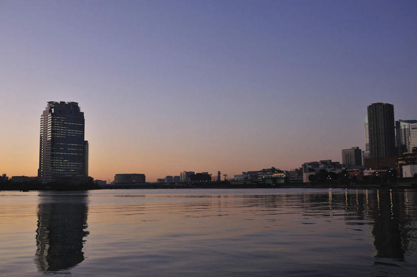 无人,高楼大厦,横图,室外,白天,正面,旅游,度假,草地,草坪,日出,河流,美景,水,太阳,植物,窗户,大厦,建筑,摩天大楼,东京,日本,亚洲,一排,许多,阴影,波纹,整齐,光线,影子,河水,景观,水流,朝霞,晨曦,黎明,娱乐,玻璃窗,草,树,树木,排列,蓝色,绿色,蓝天,水纹,天空,阳光,自然,波浪,天,享受,休闲,景色,放松,生长,晴朗,成长,队列,自然风光,东亚,本州,万里无云,关东地方,本州岛,日本国,东京都,朝阳,晴空,晴空万里,彩图,破晓,大楼,高层建筑,高楼,摩天楼