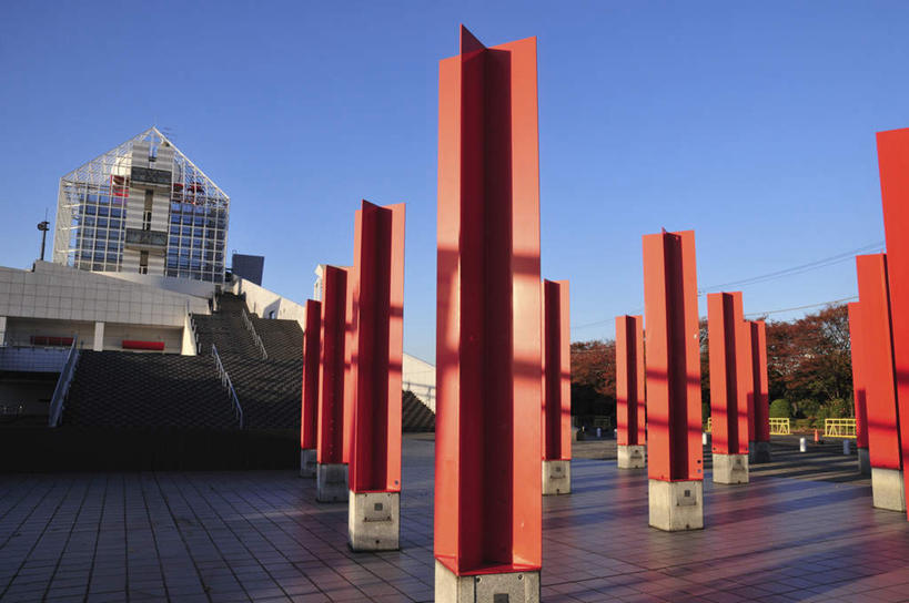 无人,高楼大厦,栏杆,横图,室外,白天,正面,度假,美景,窗户,楼梯,城市风光,城市,大厦,建筑,摩天大楼,雕塑,东京,日本,亚洲,一排,许多,阴影,艺术,整齐,装饰,光线,雕刻,雕像,扶手,影子,阶梯,景观,娱乐,建设,护栏,玻璃窗,台阶,排列,红色,蓝色,蓝天,天空,阳光,工艺品,天,享受,休闲,景色,放松,晴朗,纪念,美术,队列,主题,陈列,东亚,本州,万里无云,关东地方,本州岛,日本国,东京都,功能,美学,晴空,晴空万里,彩图,大楼,高层建筑,高楼,摩天楼