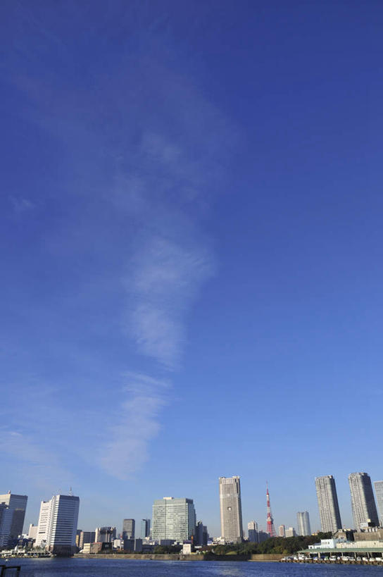 无人,高楼大厦,竖图,室外,白天,正面,度假,草地,草坪,河流,美景,水,植物,城市风光,城市,大厦,地铁,建筑,摩天大楼,东京,日本,亚洲,阴影,波纹,光线,影子,河水,景观,水流,云,云朵,轨道交通,云彩,娱乐,建设,草,树,树木,蓝色,绿色,白云,蓝天,水纹,天空,阳光,自然,波浪,天,享受,休闲,景色,放松,生长,成长,东亚,本州,关东地方,本州岛,日本国,东京都,彩图,大楼,高层建筑,高楼,摩天楼,地铁机动车,地下铁,轻轨