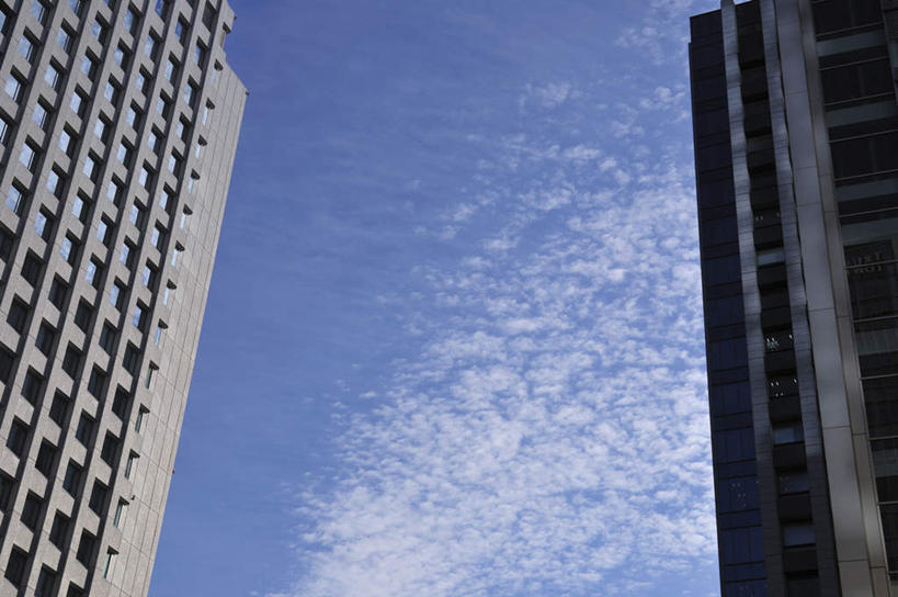 无人,高楼大厦,横图,室外,白天,仰视,度假,美景,窗户,城市风光,城市,大厦,建筑,摩天大楼,东京,日本,亚洲,一排,许多,阴影,整齐,光线,影子,景观,云,云朵,云彩,娱乐,建设,玻璃窗,排列,蓝色,白云,蓝天,天空,阳光,天,享受,休闲,景色,放松,队列,东亚,本州,关东地方,本州岛,日本国,东京都,彩图,低角度拍摄,大楼,高层建筑,高楼,摩天楼