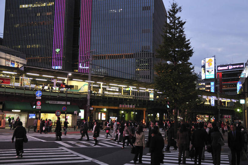 东方人,高楼大厦,商店,站,走,横图,室外,夜晚,正面,购物,旅游,度假,消费,美景,植物,城市风光,超市,城市,大厦,道路,建筑,路,路灯,摩天大楼,人行横道,公路,汽车,照明,东京,日本,亚洲,景观,云,云朵,人行道,灯光,交通,许多人,云彩,黄种人,娱乐,建设,车,灯,树,树木,蓝色,绿色,白云,蓝天,天空,自然,交通工具,轿车,天,站着,一群人,享受,休闲,景色,放松,金融,百货,生长,成长,照亮,照明设备,载具,人行横道线,选购,贸易,百货公司,东亚,本州,关东地方,本州岛,日本国,东京都,血拼,亚洲人,斑马线,马路,步行,散步,站立,走路,半身,彩图,游览,大楼,高层建筑,高楼,购物商场,购物中心,摩天楼,商业中心