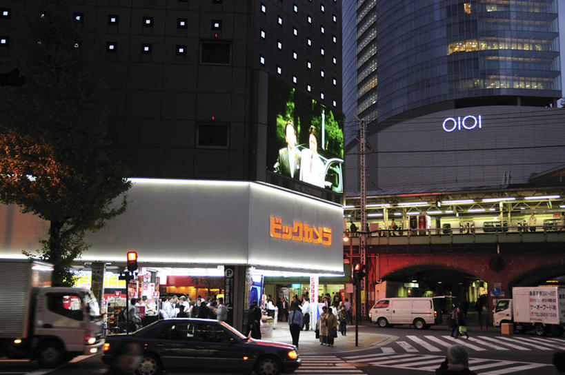 东方人,高楼大厦,商店,站,走,横图,室外,夜晚,正面,购物,旅游,度假,消费,美景,植物,城市风光,超市,城市,大厦,道路,建筑,路,路灯,摩天大楼,人行横道,公路,汽车,照明,东京,日本,亚洲,景观,云,云朵,人行道,灯光,交通,许多人,云彩,黄种人,娱乐,建设,车,灯,树,树木,蓝色,绿色,白云,蓝天,天空,自然,交通工具,轿车,天,站着,一群人,享受,休闲,景色,放松,金融,百货,生长,成长,照亮,照明设备,载具,人行横道线,选购,贸易,百货公司,东亚,本州,关东地方,本州岛,日本国,东京都,血拼,亚洲人,斑马线,马路,步行,散步,站立,走路,半身,彩图,游览,大楼,高层建筑,高楼,购物商场,购物中心,摩天楼,商业中心