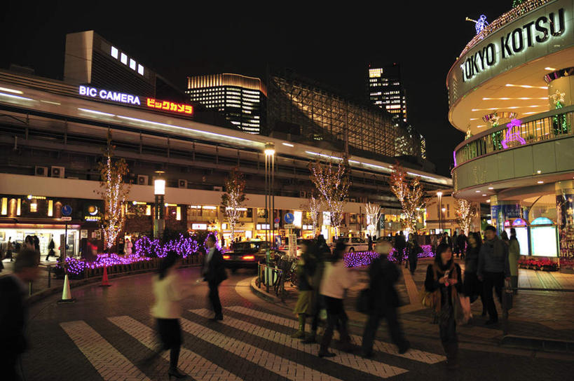 东方人,高楼大厦,商店,站,走,横图,俯视,室外,夜晚,购物,旅游,度假,消费,美景,植物,城市风光,超市,城市,大厦,道路,建筑,路,路灯,摩天大楼,人行横道,公路,汽车,照明,东京,日本,亚洲,盛开,景观,云,云朵,人行道,灯光,交通,许多人,花蕾,云彩,黄种人,娱乐,建设,车,灯,花,花瓣,花朵,鲜花,树,树木,粉色,蓝色,绿色,白云,蓝天,天空,自然,交通工具,轿车,天,花苞,花蕊,站着,一群人,享受,休闲,景色,放松,金融,百货,生长,成长,照亮,照明设备,载具,人行横道线,选购,贸易,百货公司,东亚,本州,关东地方,本州岛,日本国,东京都,血拼,亚洲人,斑马线,马路,步行,散步,站立,走路,彩图,高角度拍摄,全身,游览,大楼,高层建筑,高楼,购物商场,购物中心,摩天楼,商业中心