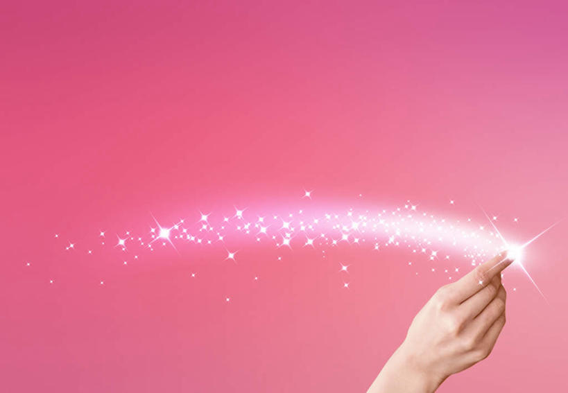 东方人,手,一个人,举,横图,室内,白天,正面,数码,科技,亚洲,仅一个年轻女性,仅一个女性,仅一个人,阴影,红色背景,梦幻,发光,光束,网络,光亮,高光,几何,计算机图形,合成,黄种人,托,手部,单手,电脑合成图,数码合成图,未来,发亮,憧憬,写实,具体,具象,年轻女性,女人,女性,亚洲人,举起,举手,举着,向上举,向上伸,向上托,半身,彩图