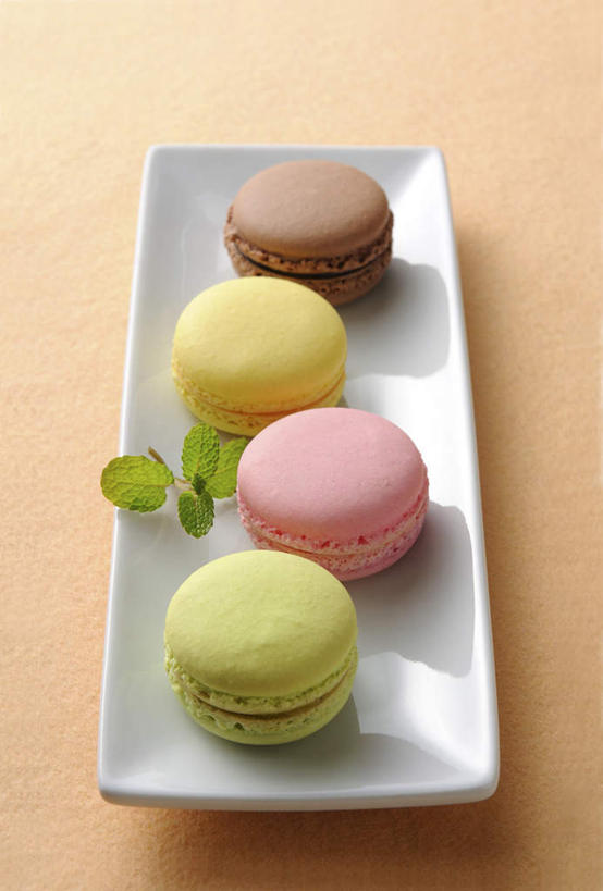 点心,无人,竖图,俯视,室内,特写,白天,餐桌,桌面,桌子,餐具,叶子,一排,整齐,碟子,盘,食品,甜点,甜品,褐色,绿叶,食物,糕点,排列,粉色,黄色,绿色,盘子,碟,甜食,四个,嫩叶,摄影,影棚,餐台,队列,马卡龙,玛卡龙,杏仁小圆饼,叶,叶片,彩图,高角度拍摄,影棚拍摄,拍摄