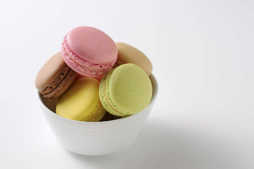 点心,无人,横图,俯视,室内,特写,白天,白色背景,餐桌,桌面,桌子,餐具,一堆,许多,堆叠,堆积,食品,甜点,甜品,褐色,食物,糕点,一个,粉色,黄色,绿色,碗,甜食,摄影,影棚,单个,餐台,堆,马卡龙,玛卡龙,杏仁小圆饼,进餐用具,烹调用具,彩图,高角度拍摄,影棚拍摄,拍摄