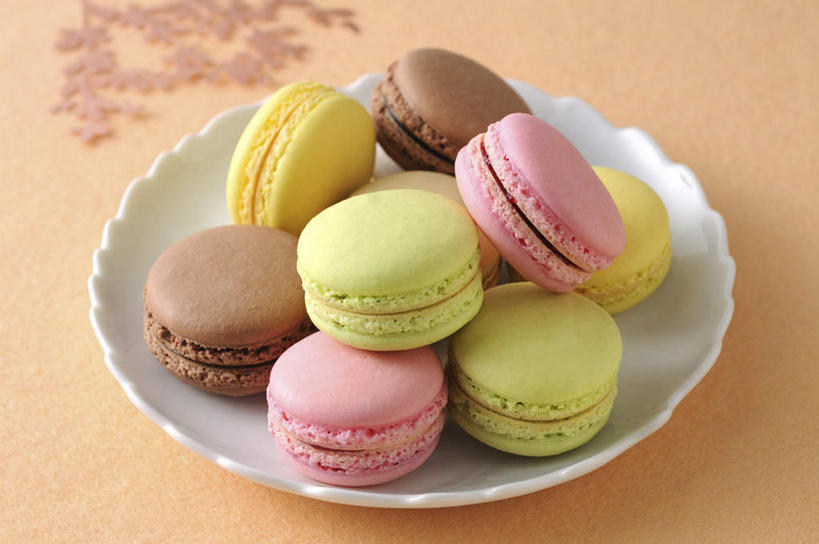 点心,无人,横图,俯视,室内,特写,白天,餐桌,桌面,桌子,餐具,一堆,许多,堆叠,堆积,碟子,盘,食品,甜点,甜品,褐色,食物,糕点,一个,粉色,黄色,绿色,盘子,碟,甜食,摄影,影棚,单个,餐台,堆,马卡龙,玛卡龙,杏仁小圆饼,彩图,高角度拍摄,影棚拍摄,拍摄