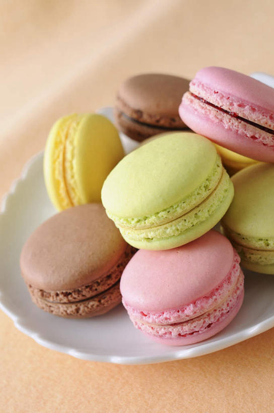 点心,无人,竖图,俯视,室内,特写,白天,餐桌,桌面,桌子,餐具,一堆,许多,堆叠,堆积,碟子,盘,食品,甜点,甜品,褐色,食物,糕点,一个,粉色,黄色,绿色,盘子,碟,甜食,摄影,影棚,单个,餐台,堆,马卡龙,玛卡龙,杏仁小圆饼,彩图,高角度拍摄,影棚拍摄,拍摄