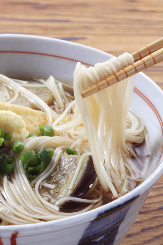 面食,面条,无人,竖图,俯视,室内,特写,白天,餐桌,筷子,桌面,桌子,茄子,蔬菜,静物,餐具,一双,葱,青葱,面,文化,传统,拉面,碗,摄影,影棚,餐台,礼节,礼仪,进餐用具,烹调用具,落苏,酪酥,昆仑瓜,矮瓜,彩图,高角度拍摄,影棚拍摄,拍摄