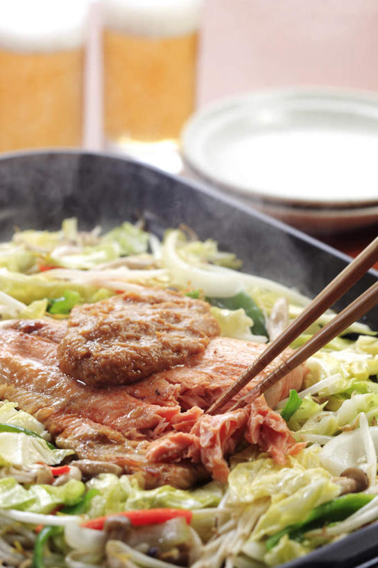 面食,面条,三文鱼,啤酒,无人,竖图,俯视,室内,特写,白天,烹饪,餐桌,筷子,桌面,桌子,鲑鱼,蔬菜,杯子,餐具,一双,新鲜,碟子,盘,面,肉,鱼肉,日本料理,料理,食品,酒类,两杯,文化,传统,菜肴,美食,肉类,玻璃制品,酒,食物,饮料,盘子,酒杯,啤酒杯,碟,日式料理,日式,摄影,佳肴,有机食品,绿色食品,影棚,餐台,礼节,大马哈鱼,礼仪,肉食,撒蒙鱼,萨门鱼,冰海之皇,鲑,马哈鱼,麻哈鱼,大麻哈鱼,玻璃杯,进餐用具,彩图,高角度拍摄,影棚拍摄,拍摄