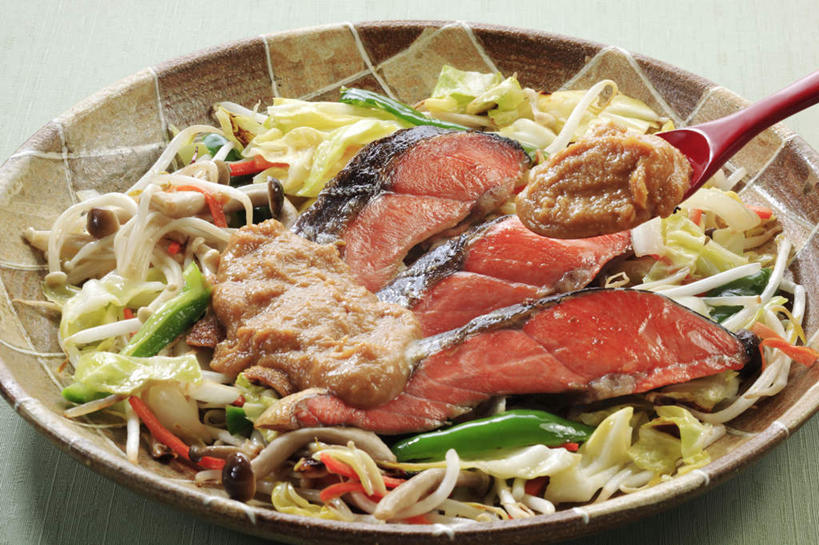 面食,面条,三文鱼,无人,横图,俯视,室内,特写,白天,烹饪,餐桌,桌面,桌子,鲑鱼,蔬菜,餐具,新鲜,碟子,盘,勺子,面,肉,鱼肉,日本料理,料理,食品,菜肴,美食,肉类,食物,一个,红色,盘子,调羹,碟,汤匙,日式料理,日式,摄影,佳肴,有机食品,绿色食品,影棚,单个,餐台,大马哈鱼,肉食,撒蒙鱼,萨门鱼,冰海之皇,鲑,马哈鱼,麻哈鱼,大麻哈鱼,彩图,高角度拍摄,影棚拍摄,拍摄