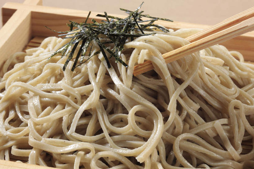 面食,面条,无人,横图,俯视,室内,特写,白天,烹饪,餐桌,筷子,桌面,桌子,餐具,一双,装饰,碟子,盘,面,日本料理,料理,食品,紫菜,文化,传统,拉面,菜肴,美食,食物,盘子,碟,日式料理,日式,摄影,荞麦面,佳肴,影棚,餐台,礼节,华丽,修饰,点缀,配菜,礼仪,衬托,美观,雅致,雅观,进餐用具,彩图,高角度拍摄,影棚拍摄,拍摄