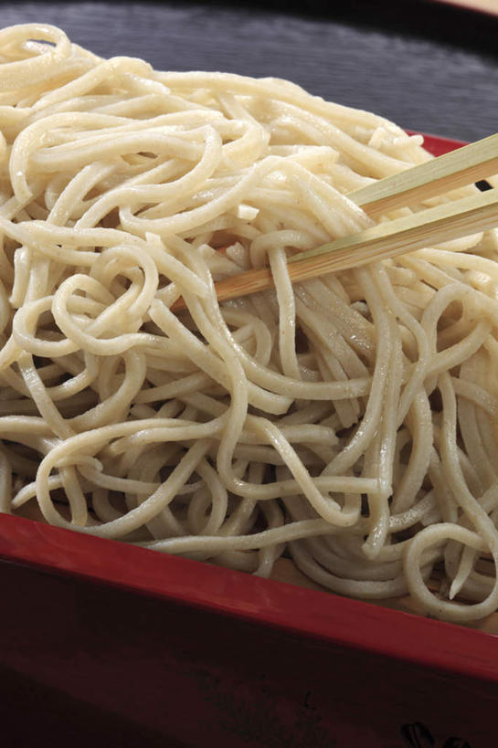 面食,面条,无人,竖图,俯视,室内,特写,白天,烹饪,餐桌,筷子,桌面,桌子,餐具,一双,碟子,盘,面,日本料理,料理,食品,文化,传统,拉面,菜肴,美食,食物,盘子,碟,日式料理,日式,摄影,荞麦面,佳肴,影棚,餐台,礼节,礼仪,进餐用具,彩图,高角度拍摄,影棚拍摄,拍摄