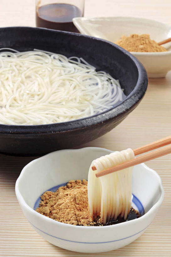 面食,面条,无人,竖图,俯视,室内,特写,白天,烹饪,餐桌,筷子,桌面,桌子,餐具,一双,调料,酱汁,面,日本料理,料理,食品,调味品,调味料,文化,传统,菜肴,美食,食物,碗,日式料理,日式,摄影,佳肴,影棚,餐台,礼节,礼仪,进餐用具,烹调用具,彩图,高角度拍摄,影棚拍摄,拍摄