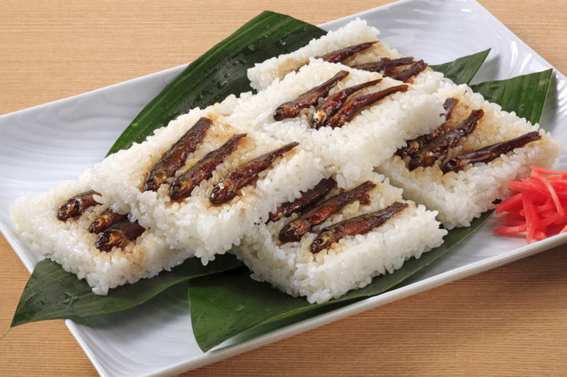 海鲜,米饭,寿司,无人,横图,俯视,室内,特写,白天,烹饪,餐桌,桌面,桌子,餐具,叶子,一堆,许多,堆叠,堆积,鱼,碟子,盘,日本料理,料理,食品,绿叶,饭,水产,菜肴,美食,鱼类,海洋生物,食物,一个,盘子,碟,日式料理,日式,嫩叶,摄影,佳肴,影棚,单个,餐台,堆,五谷,水生动物,海产品,醋饭,水生物,海底动物,四喜饭,叶,叶片,彩图,高角度拍摄,影棚拍摄,拍摄