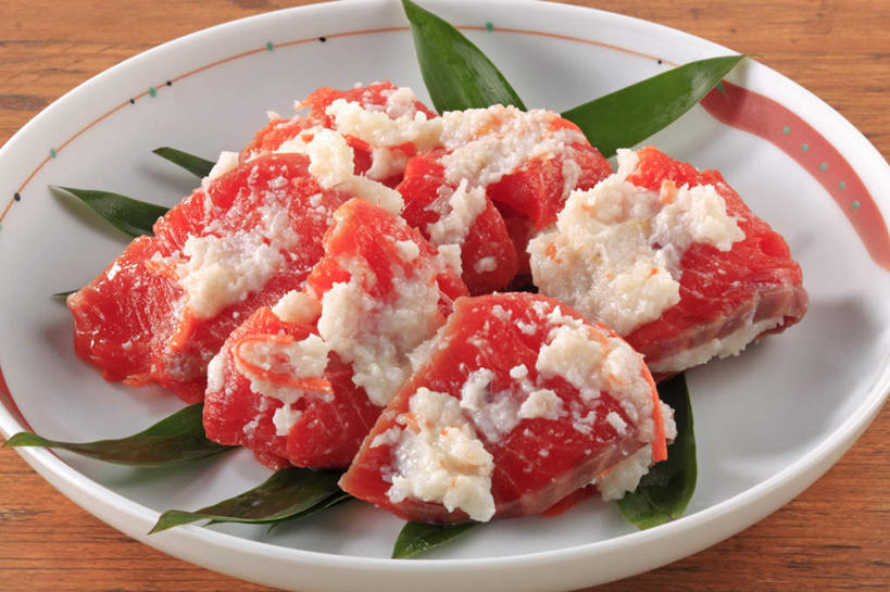 米饭,三文鱼,生鱼片,寿司,无人,横图,俯视,室内,特写,白天,烹饪,餐桌,桌面,桌子,鲑鱼,餐具,叶子,一排,整齐,碟子,盘,肉,鱼肉,日本料理,鱼片,料理,食品,绿叶,饭,菜肴,美食,肉类,食物,排列,一个,盘子,碟,日式料理,日式,嫩叶,摄影,佳肴,影棚,单个,餐台,大马哈鱼,五谷,队列,醋饭,肉食,撒蒙鱼,萨门鱼,冰海之皇,鲑,马哈鱼,麻哈鱼,大麻哈鱼,沙西米,四喜饭,叶,叶片,彩图,高角度拍摄,影棚拍摄,拍摄,刺身