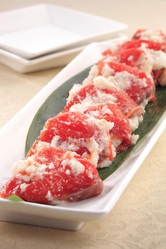 米饭,三文鱼,生鱼片,寿司,无人,竖图,俯视,室内,特写,白天,烹饪,餐桌,桌面,桌子,鲑鱼,餐具,叶子,一排,整齐,碟子,盘,肉,鱼肉,日本料理,鱼片,料理,食品,绿叶,饭,菜肴,美食,肉类,食物,排列,一个,盘子,碟,日式料理,日式,嫩叶,摄影,佳肴,影棚,单个,餐台,大马哈鱼,五谷,队列,醋饭,肉食,撒蒙鱼,萨门鱼,冰海之皇,鲑,马哈鱼,麻哈鱼,大麻哈鱼,沙西米,四喜饭,叶,叶片,彩图,高角度拍摄,影棚拍摄,拍摄,刺身