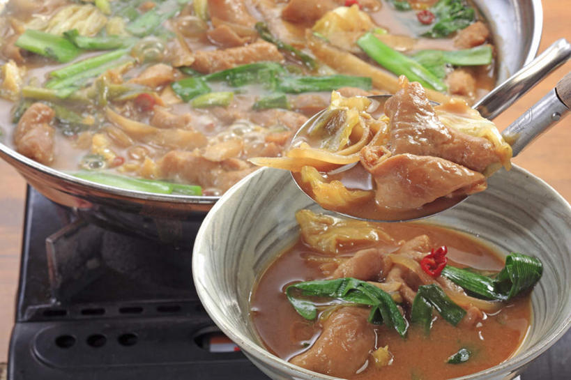 无人,横图,俯视,室内,特写,白天,烹饪,餐桌,桌面,桌子,辣椒,蔬菜,厨具,金属制品,新鲜,金属,炖锅,锅子,勺子,菌菇,蘑菇,青菜,调料,酱汁,肉,日本料理,牛肉,料理,食品,调味品,调味料,菌类,火锅,菜肴,美食,肉类,食物,调羹,汤匙,日式料理,日式,食用菌,摄影,佳肴,有机食品,绿色食品,影棚,餐台,肉食,烹饪用具,辣角,红海椒,大椒,辣虎,广椒,日式火锅,暖锅,烹调用具,辣子,红辣椒,海椒,番椒,烹调,彩图,高角度拍摄,影棚拍摄,拍摄