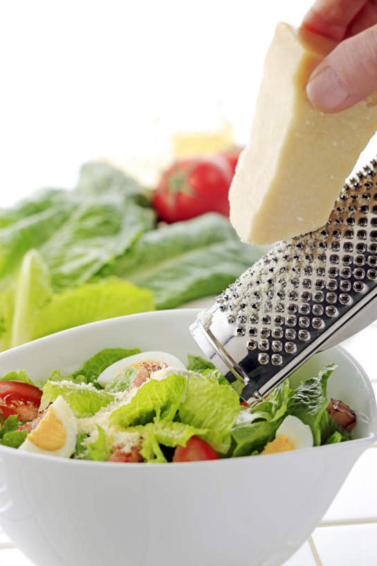 东方人,手,一个人,竖图,俯视,室内,特写,白天,烹饪,餐桌,桌面,桌子,蔬菜,西红柿,餐具,厨具,亚洲,仅一个年轻女性,仅一个女性,仅一个人,新鲜,碟子,盘,食品,黄种人,食物,盘子,碟,手部,摄影,有机食品,绿色食品,影棚,餐台,单手,烹饪用具,擦菜板,年轻女性,女人,女性,亚洲人,烹调用具,番茄,烹调,半身,彩图,高角度拍摄,影棚拍摄,拍摄