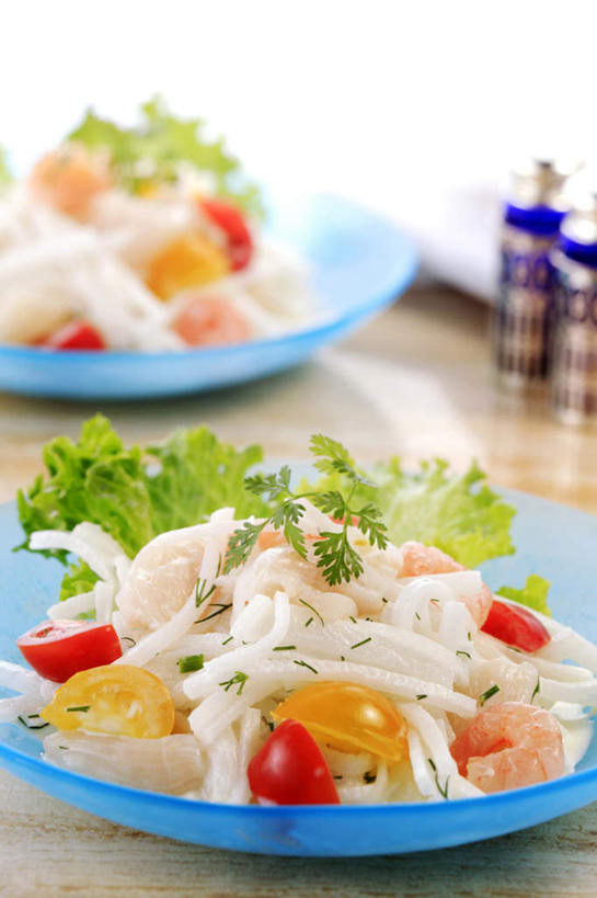 面食,面条,无人,竖图,俯视,室内,特写,白天,餐桌,桌面,桌子,辣椒,蔬菜,餐具,两瓶,一排,新鲜,整齐,碟子,盘,调料,面,食品,调味品,调味料,食物,排列,盘子,碟,摄影,有机食品,绿色食品,影棚,餐台,队列,彩椒,辣角,红海椒,大椒,辣虎,广椒,甜椒,柿子椒,辣子,海椒,番椒,灯笼椒,彩图,高角度拍摄,影棚拍摄,拍摄