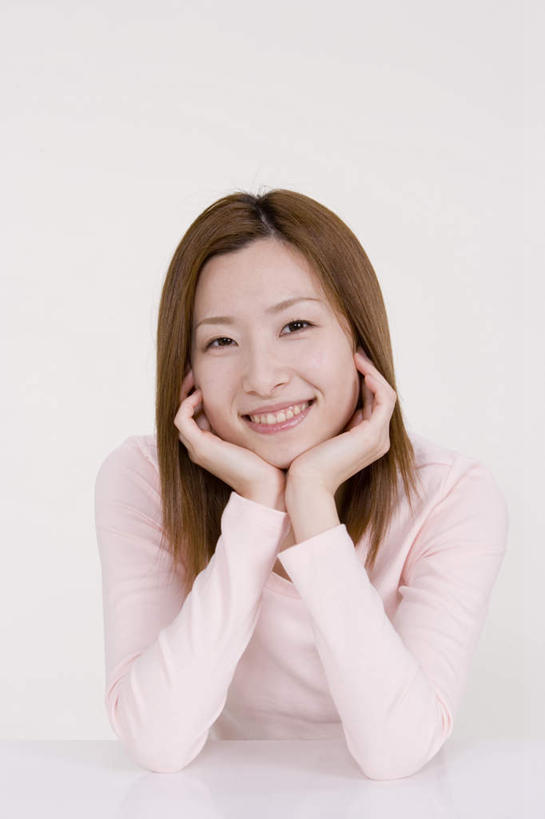 东方人,一个人,坐,笑,微笑,露齿笑,竖图,室内,白天,白色背景,正面,亚洲,仅一个年轻女性,仅一个女性,仅一个人,撑,服装,托腮,注视,休闲装,黄种人,衣服,粉色,观察,看,托,休闲,休闲服,摄影,服饰,影棚,观看,察看,关注,托下巴,年轻女性,女人,女性,亚洲人,坐着,半身,彩图,影棚拍摄,拍摄