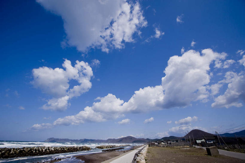 无人,横图,室外,白天,正面,旅游,度假,海浪,海洋,美景,沙滩,山,山脉,道路,路,公路,日本,亚洲,沙子,海岸,景观,浪花,山峰,水平线,交通,海平线,沙地,山峦,娱乐,蓝色,蓝天,天空,自然,海水,群山,天,享受,休闲,景色,放松,晴朗,自然风光,海景,东亚,本州,万里无云,本州岛,日本国,青森,青森县,东北地方,大海,风浪,海,海水的波动,海滩,近岸浪,涌浪,晴空,晴空万里,马路,彩图