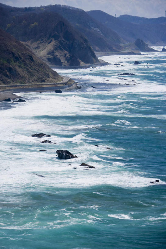 无人,竖图,室外,白天,正面,旅游,度假,海浪,海洋,礁石,石头,美景,山,山脉,道路,路,公路,日本,亚洲,石子,景观,浪花,山峰,交通,山峦,娱乐,自然,海水,群山,享受,休闲,景色,放松,自然风光,海景,东亚,本州,本州岛,日本国,青森,青森县,东北地方,大海,风浪,海,海水的波动,礁,近岸浪,石块,岩石,涌浪,马路,彩图