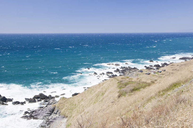 无人,横图,室外,白天,正面,旅游,度假,草地,草坪,海浪,海洋,礁石,石头,美景,植物,日本,亚洲,石子,景观,浪花,水平线,辽阔,海平线,娱乐,草,蓝色,绿色,蓝天,天空,自然,海水,天,享受,休闲,广阔,景色,放松,晴朗,一望无际,自然风光,海景,东亚,本州,万里无云,本州岛,日本国,青森,青森县,东北地方,无边无际,一马平川,大海,风浪,海,海水的波动,礁,近岸浪,石块,岩石,涌浪,晴空,晴空万里,彩图,水天相接,水天一线