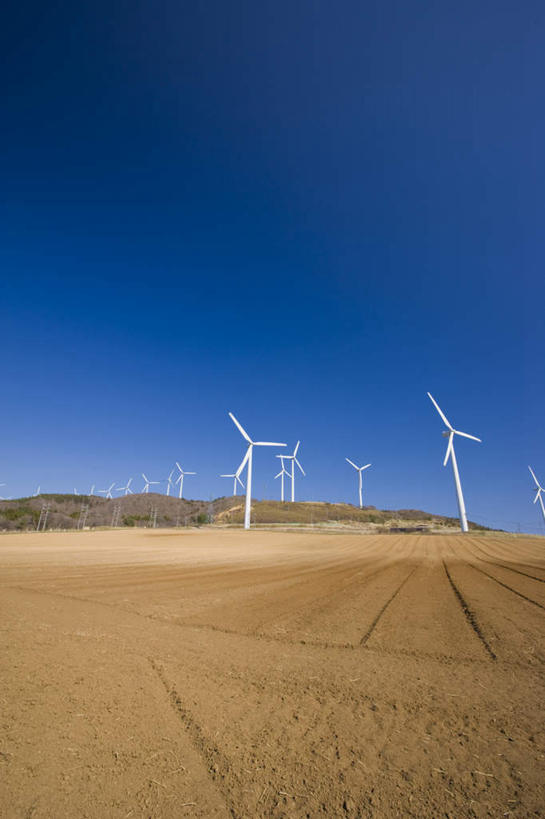 无人,农田,竖图,室外,白天,仰视,旅游,度假,农业,庄稼,农作物,风力发电机,美景,山,山脉,风车,日本,亚洲,一排,许多,环保,整齐,电力,景观,山峰,山峦,娱乐,设备,排列,蓝色,蓝天,天空,自然,群山,天,享受,休闲,发电,机械,景色,放松,工业,能源,晴朗,资源,风力机,队列,自然风光,利用,低碳,东亚,本州,万里无云,本州岛,日本国,青森,青森县,东北地方,风力发电,晴空,晴空万里,彩图,低角度拍摄,耕地,庄稼田