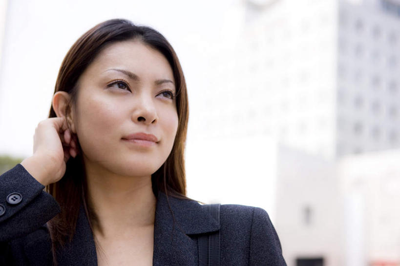 东方人,一个人,商务人士,商务女性,高楼大厦,站,举,摸,横图,室外,白天,仰视,办公楼,大厦,建筑,摩天大楼,写字楼,亚洲,仅一个年轻女性,仅一个女性,仅一个人,抚摸,握,套装,拿,拿着,注视,黄种人,蓝色,蓝天,天空,楼宇,天,观察,看,托,站着,商务楼,握着,晴朗,观看,察看,关注,商务装,工薪阶层,万里无云,年轻女性,女人,女性,亚洲人,白领,上班族,晴空,晴空万里,触摸,接触,举起,举手,举着,向上举,向上伸,向上托,站立,半身,彩图,低角度拍摄,大楼,高层建筑,高楼,摩天楼