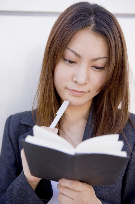 东方人,一个人,商务人士,商务女性,站,竖图,室外,白天,正面,亚洲,仅一个年轻女性,仅一个女性,仅一个人,握,套装,笔,办公用品,记事本,圆珠笔,拿,拿着,注视,黄种人,文具,本子,笔记本,学习用品,观察,看,站着,握着,观看,文具用品,一支,察看,关注,商务装,工薪阶层,年轻女性,女人,女性,亚洲人,白领,上班族,站立,半身,彩图