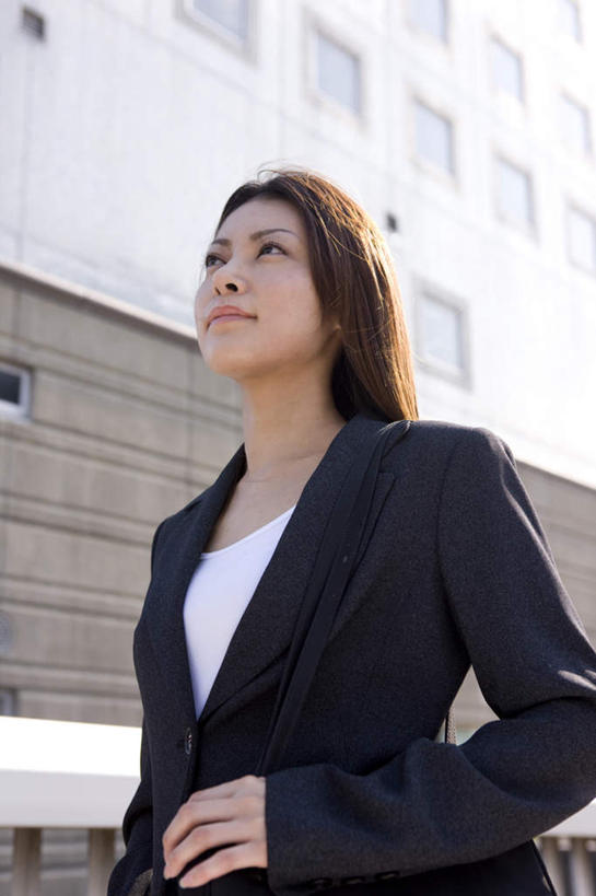 东方人,一个人,商务人士,商务女性,高楼大厦,站,竖图,室外,白天,仰视,办公楼,大厦,建筑,摩天大楼,写字楼,亚洲,仅一个年轻女性,仅一个女性,仅一个人,握,阴影,套装,光线,影子,拿,拿着,注视,黄种人,阳光,楼宇,观察,看,站着,商务楼,握着,观看,察看,关注,商务装,工薪阶层,年轻女性,女人,女性,亚洲人,白领,上班族,站立,半身,彩图,低角度拍摄,大楼,高层建筑,高楼,摩天楼