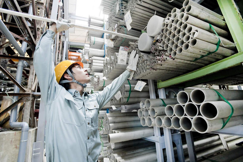 东方人,一个人,机修工,站,举,笑,微笑,露齿笑,横图,室内,白天,仰视,工作服,制服,建材,帽子,亚洲,仅一个男性,仅一个人,一堆,许多,握,堆叠,堆积,头盔,拿,拿着,注视,黄种人,工人,仅一个年轻男性,黄色,安全帽,观察,看,托,站着,钢管,握着,观看,堆,察看,关注,一顶,工作制服,男人,男性,年轻男性,亚洲人,机械师,机修工人,举起,举手,举着,抬头,向上举,向上伸,向上托,仰头,站立,半身,彩图,低角度拍摄,工作套服