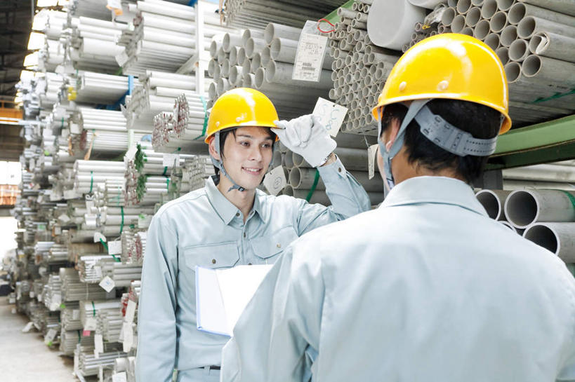 东方人,背部,两个人,机修工,工厂,举,笑,说,微笑,露齿笑,横图,室内,白天,正面,工作服,制服,讨论,建材,帽子,亚洲,两顶,一堆,许多,堆叠,堆积,头盔,注视,黄种人,相视,工人,黄色,安全帽,观察,看,托,面对面,钢管,观看,堆,对视,察看,关注,相对,相看,工作制服,交流,男人,男性,年轻男性,亚洲人,机械师,机修工人,沟通,讲话,交谈,举起,举手,举着,商讨,说话,谈话,向上举,向上伸,向上托,半身,彩图,工作套服,工地,制造厂