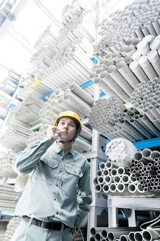 东方人,一个人,机修工,工厂,举,说,打电话,竖图,室内,白天,仰视,工作服,制服,讨论,建材,电话,手机,亚洲,仅一个男性,仅一个人,一堆,许多,握,堆叠,堆积,拿,拿着,注视,黄种人,通讯设备,工人,仅一个年轻男性,观察,看,托,钢管,握着,观看,堆,察看,关注,工作制服,交流,男人,男性,年轻男性,亚洲人,机械师,机修工人,沟通,讲话,交谈,举起,举手,举着,商讨,说话,谈话,通话,向上举,向上伸,向上托,半身,彩图,低角度拍摄,工作套服,工地,制造厂