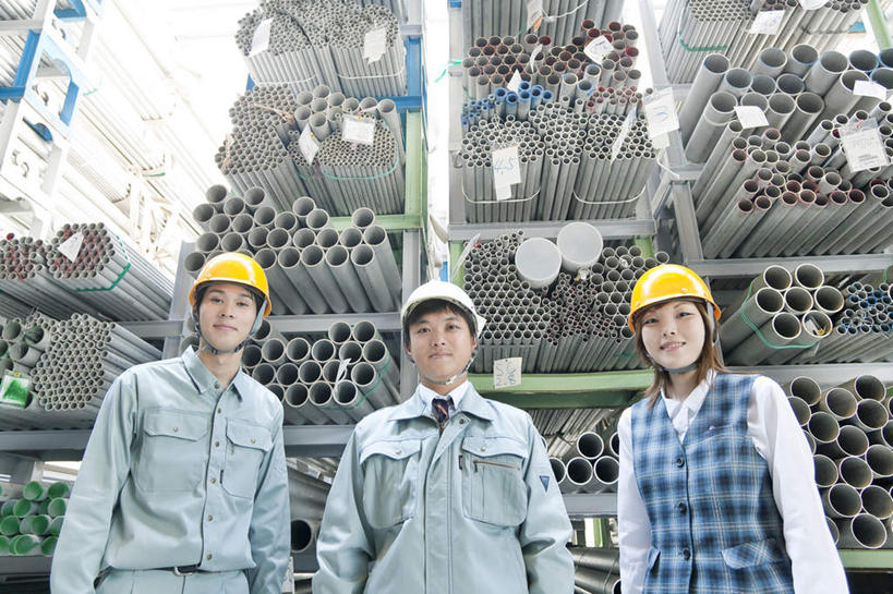 东方人,三个人,同事,商务人士,机修工,商务男性,商务女性,站,笑,微笑,露齿笑,横图,室内,白天,仰视,工作服,衬衫,制服,成功,合作,团队,集体,信心,建材,帽子,亚洲,一堆,许多,堆叠,堆积,套装,头盔,注视,黄种人,队伍,工人,黄色,白色,安全帽,观察,看,站着,钢管,观看,堆,察看,领导,成就,关注,商务装,合伙,领袖,工薪阶层,三顶,工作制服,男人,男性,年轻男性,年轻女性,女人,女性,亚洲人,白领,机械师,机修工人,上班族,站立,半身,彩图,低角度拍摄,衬衣,工作套服