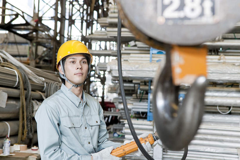 东方人,一个人,机修工,工厂,站,笑,微笑,露齿笑,横图,室内,白天,正面,工作服,制服,帽子,金属制品,亚洲,仅一个男性,仅一个人,金属,标志,数字,头盔,文字,字符,注视,黄种人,标识,工人,仅一个年轻男性,黄色,安全帽,观察,看,站着,阿拉伯数字,观看,察看,关注,一顶,工作制服,货钩,男人,男性,年轻男性,亚洲人,机械师,机修工人,站立,半身,彩图,工作套服,工地,制造厂