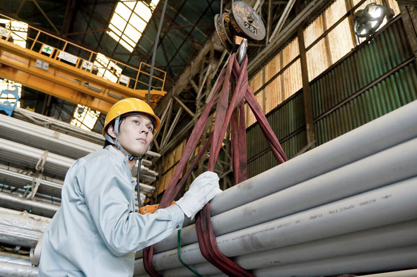 东方人,一个人,机修工,站,笑,微笑,露齿笑,横图,室内,白天,仰视,工作服,制服,帽子,金属制品,亚洲,仅一个男性,仅一个人,握,金属,头盔,拿,拿着,注视,黄种人,工人,仅一个年轻男性,黄色,安全帽,观察,看,站着,握着,观看,吊钩,察看,关注,一顶,工作制服,货钩,男人,男性,年轻男性,亚洲人,机械师,机修工人,站立,半身,彩图,低角度拍摄,工作套服