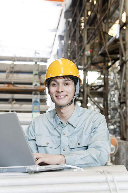 东方人,一个人,机修工,工厂,站,笑,微笑,露齿笑,竖图,室内,白天,正面,工作服,制服,建材,电脑,笔记本电脑,帽子,亚洲,仅一个男性,仅一个人,一堆,许多,敲打,堆叠,堆积,网络,头盔,注视,黄种人,输入,通讯设备,工人,仅一个年轻男性,黄色,安全帽,打字,观察,看,站着,钢管,观看,堆,点击,敲击,察看,无线,关注,通信设备,无线网络,无线上网,便携式电脑,一顶,工作制服,按键,手提电脑,男人,男性,年轻男性,亚洲人,机械师,机修工人,站立,半身,彩图,工作套服,工地,制造厂