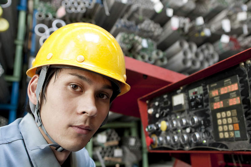 东方人,脸,头,脸颊,一个人,机修工,工厂,站,笑,微笑,露齿笑,横图,室内,特写,白天,正面,工作服,制服,帽子,亚洲,仅一个男性,仅一个人,一排,许多,整齐,头盔,注视,黄种人,排列,工人,仅一个年轻男性,黄色,安全帽,按钮,观察,看,站着,观看,察看,队列,关注,一顶,工作制服,男人,男性,年轻男性,亚洲人,头部,脸部,脸蛋,面部,机械师,机修工人,站立,半身,彩图,工作套服,工地,制造厂